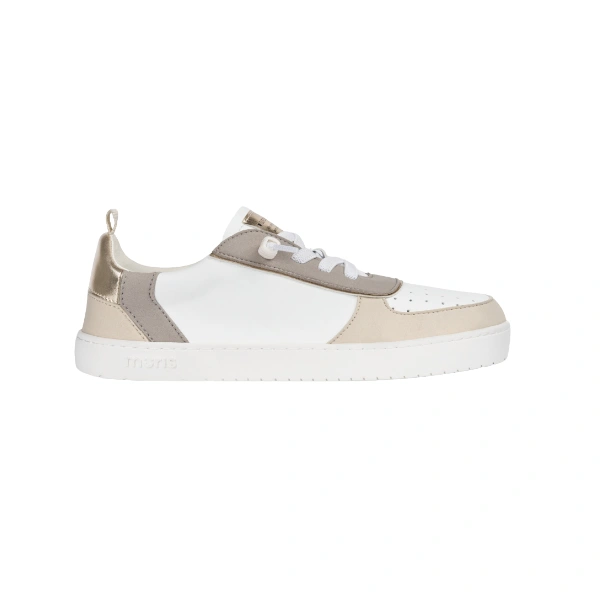 Zapatilla blanca con paneles beige y gris topo, talón dorado metalizado, cordones elásticos y suela blanca en vista lateral