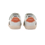 Zapatillas Mustang Free Losfo Kaki vistas desde atrás, blancas con velcro, talón naranja con «1967» y suela beige