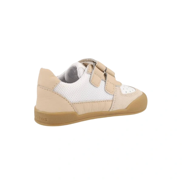 Zapatilla infantil Blanditos Bahamas Beige con dos velcros, rejilla blanca y suela de goma color miel, vista trasera lateral