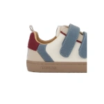 Detalle lateral del talón de la zapatilla Muris Petra JR Ruby Red, blanca con velcros azules y talonera granate