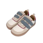 Zapatillas Muris petra JR Ruby Red en beige y blanco perforado, con dos velcros azul grisáceo y ribete granate