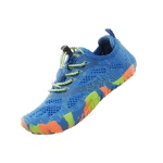 Zapatilla Saguaro azul de malla con cordón elástico y suela multicolor naranja, verde y azul, vista lateral