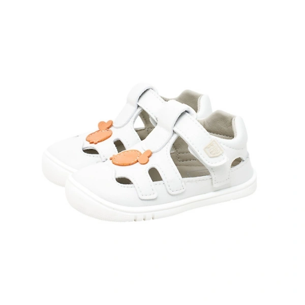 Par de sandalias de bebé Piruflex blancas con tiras de velcro y dos peces de color coral en la puntera