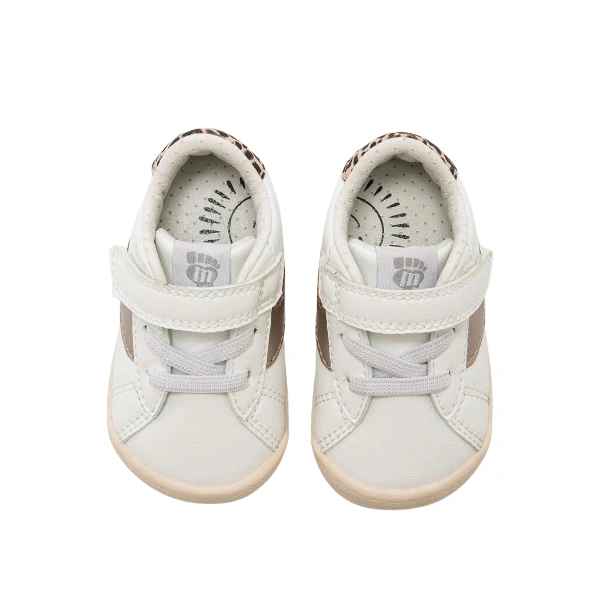 Zapatillas de bebé Mustang Free baby Ferdi blancas con velcro, cordones elásticos y talón de leopardo, vista superior