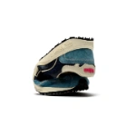 Zapatilla Lejan Melrose adulto Denim doblada sobre sí misma, de ante azul y piel marino con suela flexible color crema