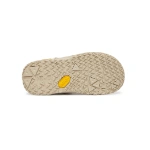 Suela de la sandalia Primigi Barefoot kaki en color beige con tacos triangulares y logotipo amarillo de Vibram