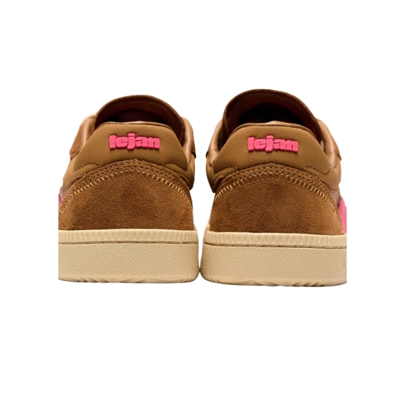 Zapatillas Lejan ONE Nylon Wide Terra vistas por detrás, con talón de ante marrón, logo rosa y suela crema