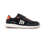 Zapatilla Mustang Free Plitty azul marino con detalles naranjas y suela blanca, vista lateral