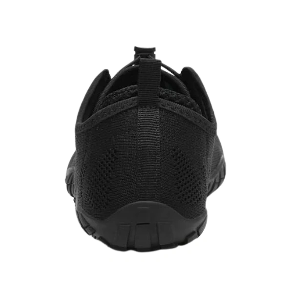 Zapatilla Saguaro adulto Smart I Negro vista por detrás, con tejido de punto calado, tirador en el talón y suela de goma