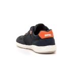 Zapatilla Mustang Free Plitty marino, vista trasera con talón naranja con el logo mtng y suela blanca