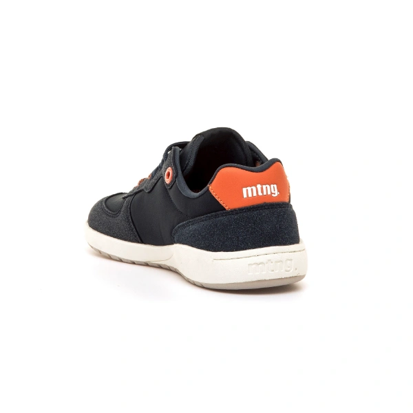 Zapatilla Mustang Free Plitty marino, vista trasera con talón naranja con el logo mtng y suela blanca