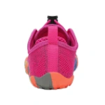 Zapatilla Saguaro Smart I Rosa vista desde atrás, con tejido fucsia, tirador trasero y suela multicolor naranja y gris