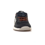 Zapatilla Mustang Free Plitty Marino vista de frente con cordones azul marino y naranja y suela blanca