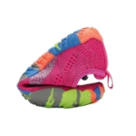 Zapatilla Saguaro Smart I Rosa doblada sobre sí misma, con tejido de punto rosa y suela flexible multicolor