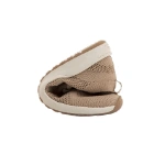 Zapatilla Mustang Free Apolo Nude doblada sobre sí misma, con tejido de punto beige y suela flexible color crema