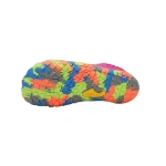 Suela de la zapatilla Saguaro Smart I Rosa con tacos multicolor en naranja, verde, azul y gris y logo amarillo