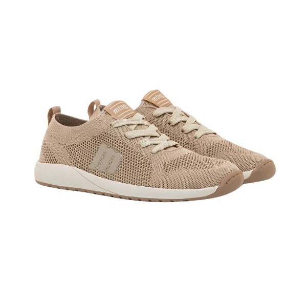 Par de sneakers Mustang Free Apolo en color nude, de punto calado con cordones beige, logo «m» lateral y suela blanca