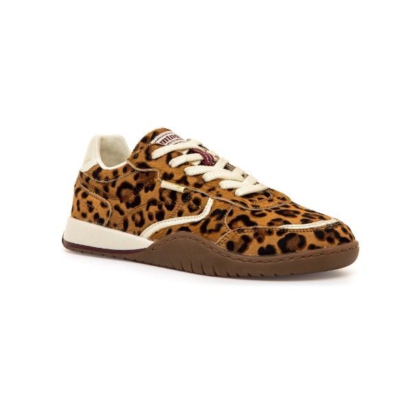 Zapatilla Mustang Free Orbit de piel con pelo estampado de leopardo, cordones crudos y suela marrón, vista lateral delantera