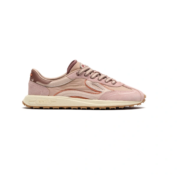 Zapatilla Lejan Melrose rosa de serraje y nailon con cordones malva y suela crema dentada, vista lateral