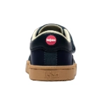 Zapatilla Lejan ONE Kids Nylon Navy vista por detrás, con talón de piel azul marino, logo rosa y suela color caramelo