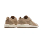 Vista trasera de las sneakers Mustang Free Apolo color nude, de punto calado con logo mtng en la suela blanca