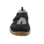 Zapato Coqueflex Lira negro visto de frente, con tira elástica de velcro, plantilla gris y suela color miel