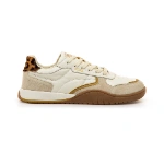 Zapatilla Mustang Free Orbit en piel blanco roto con ante beige, talón de pelo leopardo y suela caramelo, vista lateral