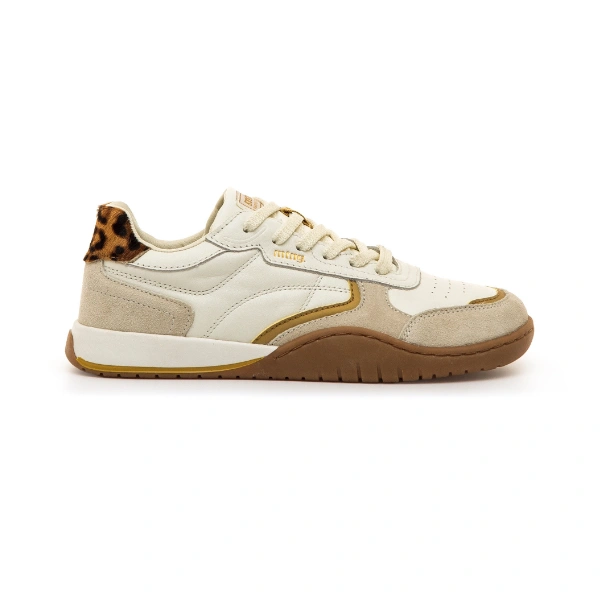 Zapatilla Mustang Free Orbit en piel blanco roto con ante beige, talón de pelo leopardo y suela caramelo, vista lateral