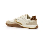Zapatilla Mustang Free Orbit Cow Suede en piel blanca y ante beige con detalles dorados, talón de leopardo y suela marrón