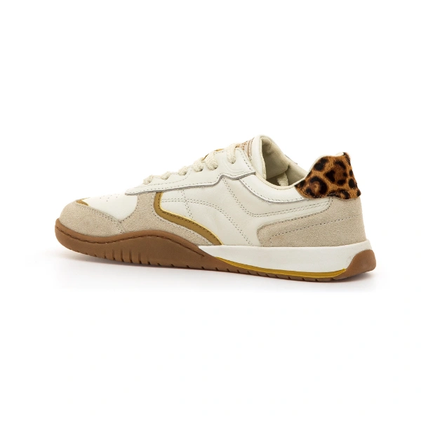 Zapatilla Mustang Free Orbit Cow Suede en piel blanca y ante beige con detalles dorados, talón de leopardo y suela marrón