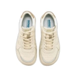 Mustang sneaker Free Orbit en color crudo vista desde arriba, con cordones beige, plantilla mtng free y detalles plateados