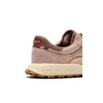 Detalle del talón de la zapatilla Lejan Melrose rosa en serraje y nailon, con suela crema y tacos
