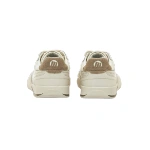Vista trasera de las zapatillas Mustang Free Orbit en piel blanco roto con talón de ante color topo y logotipo m