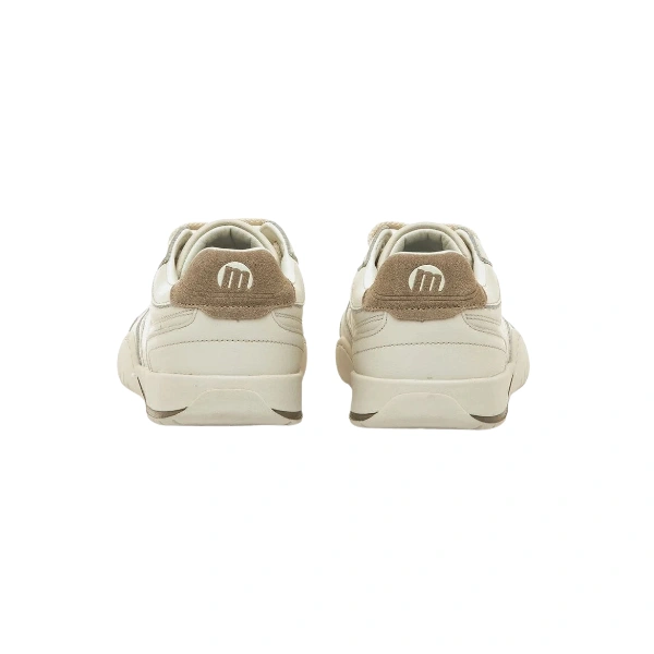 Vista trasera de las zapatillas Mustang Free Orbit en piel blanco roto con talón de ante color topo y logotipo m