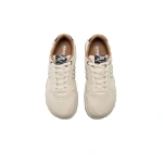 Par de zapatillas Mustang Free Miami en blanco roto vistas desde arriba, con forro marrón y logo mtng en la lengüeta