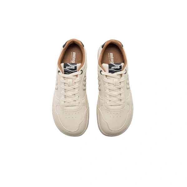 Par de zapatillas Mustang Free Miami en blanco roto vistas desde arriba, con forro marrón y logo mtng en la lengüeta