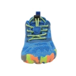 Zapatilla Saguaro Smart I de malla azul con cordón elástico verde lima y suela multicolor, vista frontal