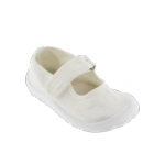 Zapato infantil tipo mercedes de lona blanca con tira de velcro y suela de goma blanca, en vista de tres cuartos