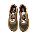 Zapatillas Mustang Free Apolo Verde vistas desde arriba, de ante marrón y tejido verde con cordones marrones y blancos