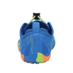 Zapatilla Saguaro Smart I Azul vista por detrás, con tejido de punto azul, cordón elástico y suela multicolor