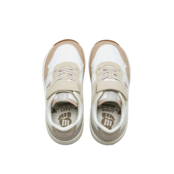 Zapatillas Mustang Free sneaker blancas vistas desde arriba, con detalles beige, cordón elástico y velcro