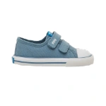 Zapatilla infantil Mustang Free Loneta azul con dos velcros, puntera blanca y suela con franja azul, vista lateral