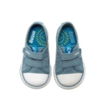 Zapatillas Mustang Free de loneta azul vistas desde arriba, con dos tiras de velcro, puntera blanca y plantilla con un sol
