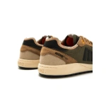 Zapatillas Mustang Free Apolo verdes, vista trasera del talón en ante marrón con logo mtng free y suela beige