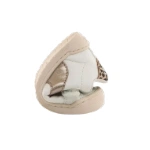 Zapatilla Mustang Free baby Ferdi blanca doblada, con suela flexible beige, detalle metalizado y talón de leopardo