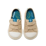 Zapatillas Mustang Free de loneta beige con dos velcros y puntera blanca, vista cenital con plantilla azul y un sol