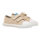 Zapatillas Mustang Free de loneta beige con dos tiras de velcro, puntera blanca y suela blanca, vista lateral del par