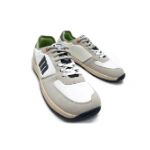 Zapatillas Mustang Free Apolo Off White en ante gris claro y tejido blanco con la M azul marino, vista frontal del par