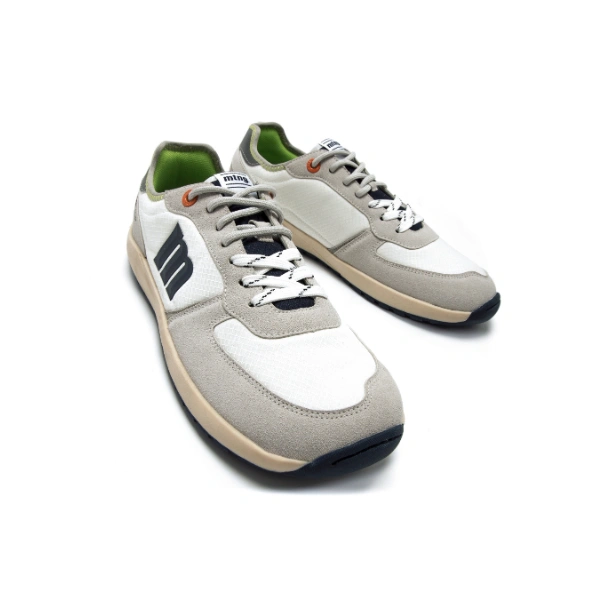 Zapatillas Mustang Free Apolo Off White en ante gris claro y tejido blanco con la M azul marino, vista frontal del par