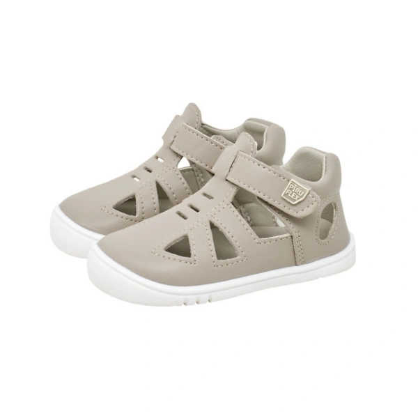 Par de sandalias de bebé Piruflex en beige grisáceo, con tira de velcro, calados laterales y suela blanca